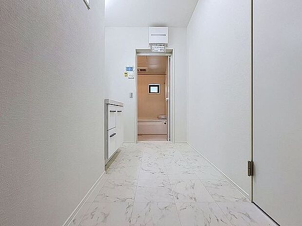 「パウダールーム」落ち着いた空間を演出するカラーと、ゆったり落ち着いてお使い頂ける広さが魅力のパウダールーム。居室からも独立しており、プライベート空間を保ちます。