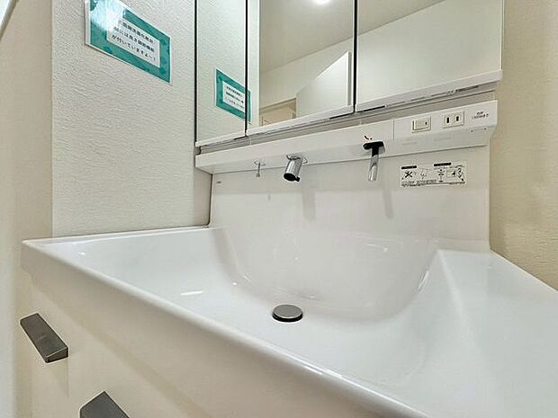 「リフォーム済・洗面台」大きな鏡で朝の準備もばっちり。収納も多く、洗剤など日用品の保管にも便利です。