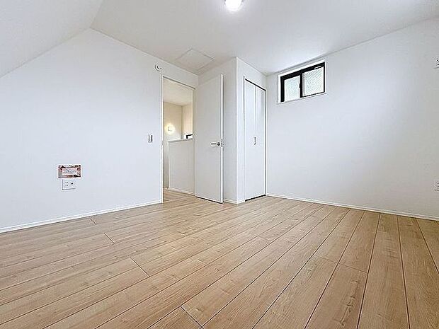 「開放感に満たされる・家族の和み空間」ホワイトの壁紙に柔らかな印象のメープルのフローリング。明るくナチュラルな心地の良い空間となっております。