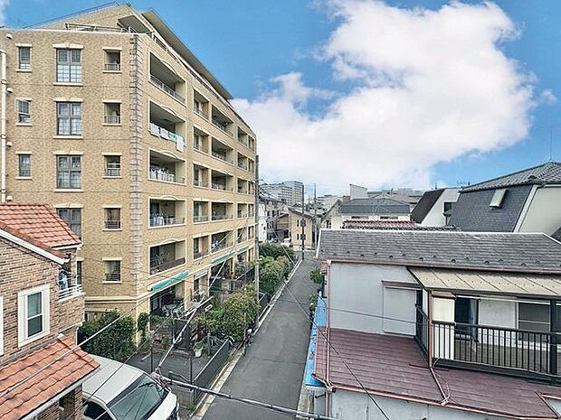 「眺望」穏やかな街並みを一望しながら、爽やかな風と柔らかく降り注ぐ陽光を感じて頂けます。