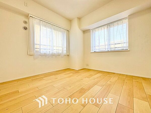 「2面採光の居室」居室に窓が2ヶ所あるので、明るさの確保と、風の通り道ができることで換気のしやすいお家になっています。