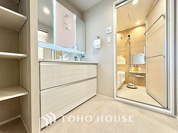 「パウダールーム」落ち着いた空間を演出するカラーと、ゆったり落ち着いてお使い頂ける広さが魅力のパウダールーム。居室からも独立しており、プライベート空間を保ちます。
