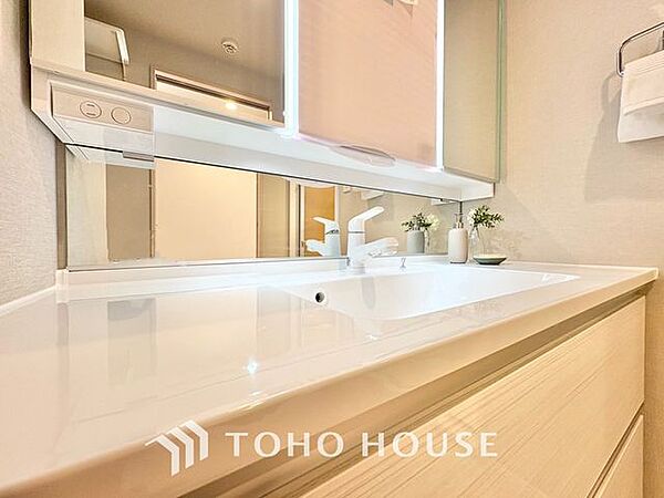 「リフォーム済・洗面台」大きな鏡で朝の準備もばっちり。収納も多く、洗剤など日用品の保管にも便利です。