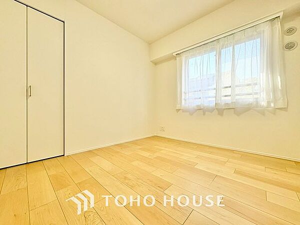 「開放感に満たされる・家族の和み空間」ホワイトの壁紙に柔らかな印象のメープルのフローリング。明るくナチュラルな心地の良い空間となっております。