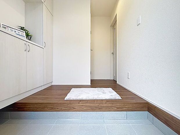 「玄関」家の中でお客様を迎える最初の場所である玄関。豊富な玄関収納で、常に綺麗に保つことが出来ます。