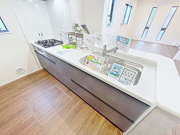 「気持ちよく料理」明るい自然光が入る、作業スペースを多くとったキッチン。調理がしやすく余裕の広さ。食器類もすっきりと片付く収納力です。家事をしながら会話も弾みます。