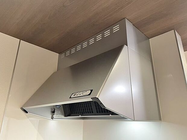 「レンジフード」凹凸の少ないスタイリッシュなデザイン。拭き掃除のしやすい仕様です。