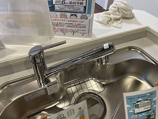 「浄水器」ボタンひとつで浄水と原水に切り替えられる浄水器一体型水洗を使用。お米を炊いたりする際には浄水機能をつかうこともできて、人気の商品です。