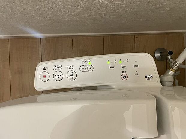 「ウォシュレット」日本を訪れた外国の方で「使ってみて驚いた」と仰る方の多い、ウォシュレット。おしりを優しく洗ってくれるだけではなく、パワー脱臭機能なども備え、快適な空間を創出する機能もございます。