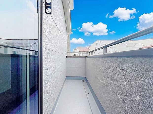 「バルコニー」大きな空に囲まれた気持ちのいい住まい。バルコニーを覗くだけで圧倒的な開放感に包まれます。