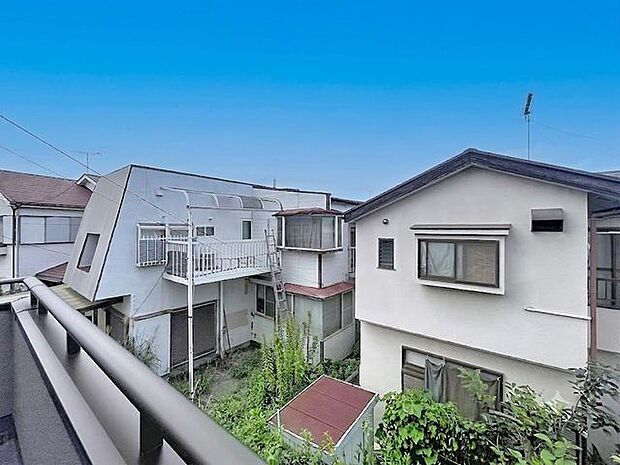「〇階の眺望」頬をなでる優しい風を感じることが出来るバルコニー。つい深呼吸をしたくなる気持ちの良い眺望はこのお部屋の自慢です。もちろんお洗濯物を干すスペースとしても十分な広さがあります。