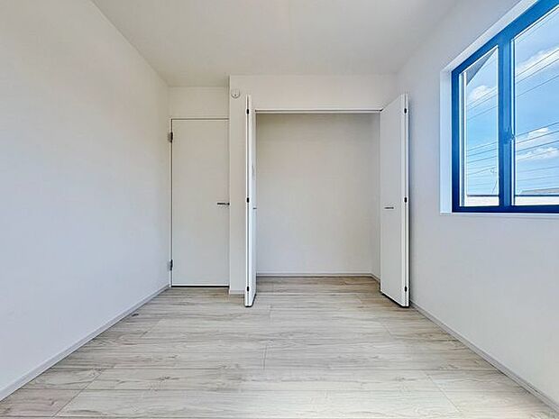 収納の多さも魅力です。使い勝手の良い収納棚を設置しております。居住スペースを充分に確保することができる為、ゆとりある室内で、ゆっくりとご寛ぎいただけます。