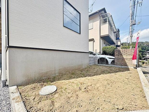「～お庭のある暮らし～」住みながらお庭を持つ。そんな贅沢が実現する住まい。日当たりも良く、家庭菜園や植栽を育てるのに適したお庭はこれからの生活に緑という癒しを与えてくれます。