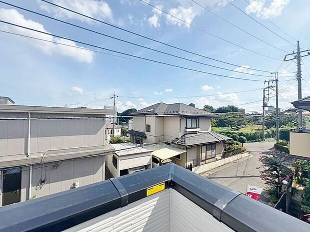 穏やかな街並みを一望しながら、爽やかな風と柔らかく降り注ぐ陽光を感じて頂けます。