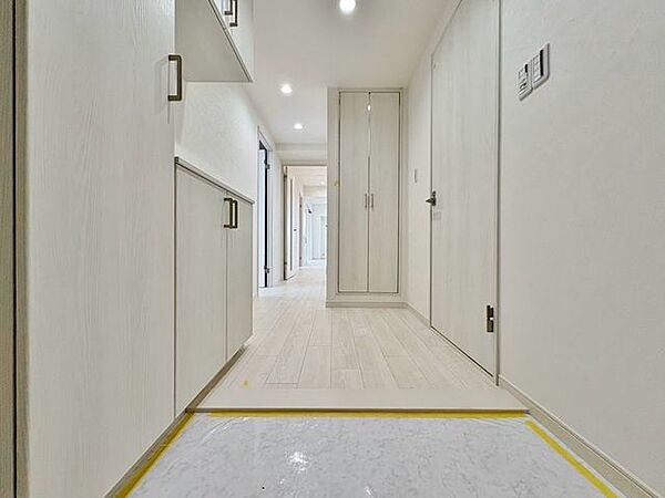 「玄関」家の中でお客様を迎える最初の場所である玄関。豊富な玄関収納で、常に綺麗に保つことが出来ます。