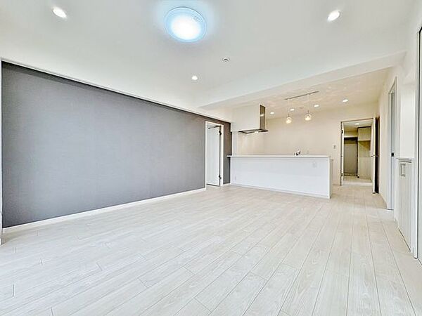 「南西向き。陽当り良好。」大きな窓辺からの日差しが暖かい室内は、自然と住まう人の気分も明るくなり、リビングでの素敵なワンシーンが演出されます。