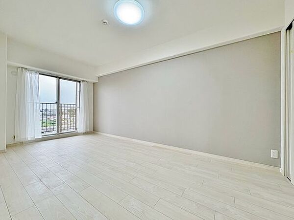 「インテリア映えする内装。」お部屋全体が優しく柔らかな色合いとなっていて、お家時間を穏やかに過ごせる空間が広がっています。
