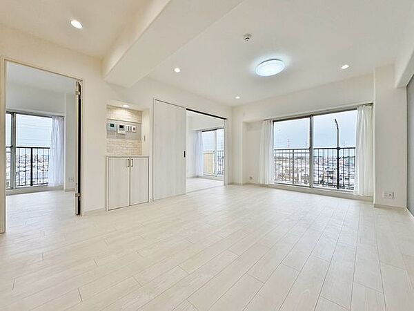 「南西向き。陽当り良好。」大きな窓辺からの日差しが暖かい室内は、自然と住まう人の気分も明るくなり、リビングでの素敵なワンシーンが演出されます。
