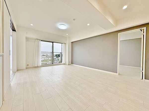 「インテリア映えする内装。」お部屋全体が優しく柔らかな色合いとなっていて、お家時間を穏やかに過ごせる空間が広がっています。
