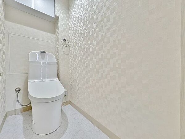 「ウォシュレット機能付き」優れた節水効果や汚れが付きにくい便座など、ほしかった機能が揃ったウォシュレット一体型トイレです。