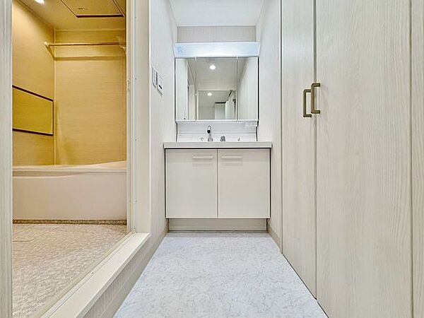 「パウダールーム」落ち着いた空間を演出するカラーと、ゆったり落ち着いてお使い頂ける広さが魅力のパウダールーム。居室からも独立しており、プライベート空間を保ちます。