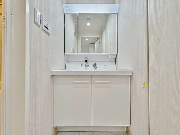 「リフォーム済・洗面台」大きな鏡で朝の準備もばっちり。収納も多く、洗剤など日用品の保管にも便利です。