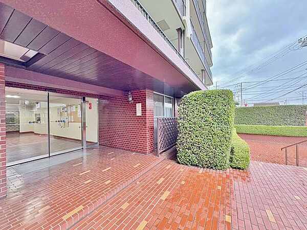 「エントランス」マンションのエントランスなど共有部分は、清掃が行き届いており、キレイな状態です。管理体制がしっかりしているからこそ。