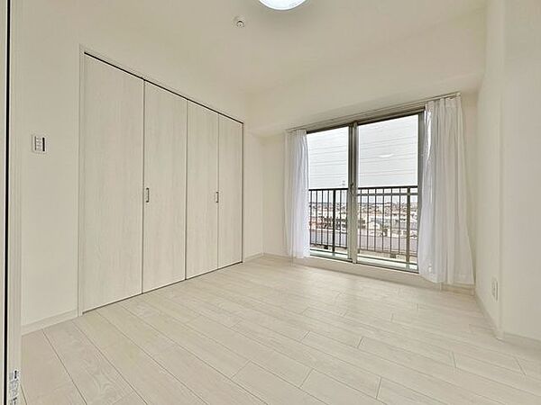 オープンでのびやかな空間を生み出すひろびろとした洋室。家族との時間を大切にした住空間です。