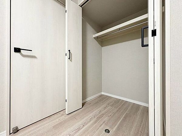 収納の多さも魅力です。使い勝手の良い収納棚を設置しております。居住スペースを充分に確保することができる為、ゆとりある室内で、ゆっくりとご寛ぎいただけます。