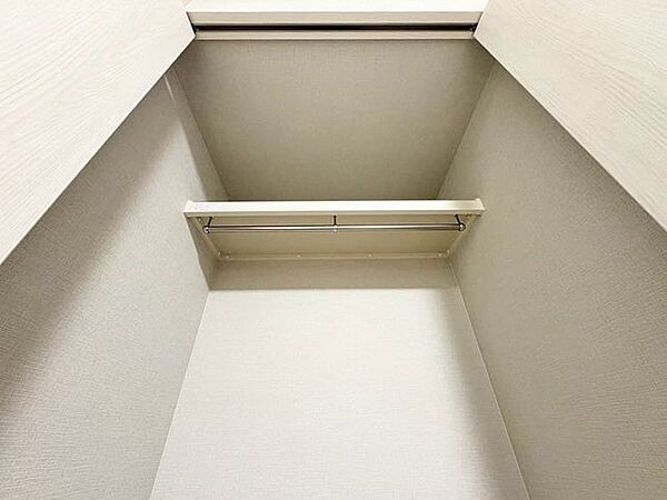 「収納の多さも魅力」使い勝手の良い収納棚を設置しております。居住スペースを充分に確保することができる為、ゆとりある室内で、ゆっくりとご寛ぎいただけます。
