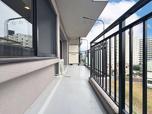 「バルコニー」バルコニーは、ご家族のお布団やシーツもまとめて干せるゆとりある広さになっています。