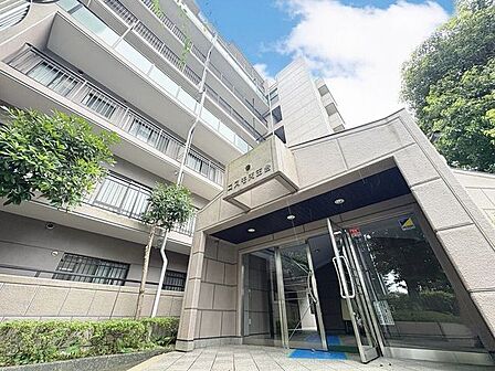 「エントランス入口」植栽もお手入れがしっかりとされており、美しい外観のポイントになっています。