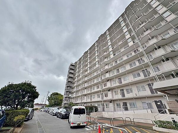 バイカラーのシンプルで洗練された外観です。色褪せることのない佇まいが街並みや環境と調和し、充足した生活を想像させてくれます。