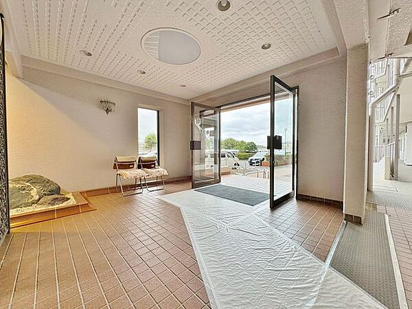 「エントランス」マンションのエントランスなど共有部分は、清掃が行き届いており、キレイな状態です。管理体制がしっかりしているからこそ。