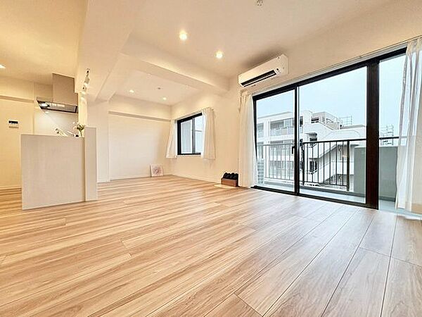 「陽当り良好。」大きな窓辺からの日差しが暖かい室内は、自然と住まう人の気分も明るくなり、リビングでの素敵なワンシーンが演出されます。