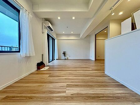 「インテリア映えする内装。」お部屋全体が優しく柔らかな色合いとなっていて、お家時間を穏やかに過ごせる空間が広がっています。