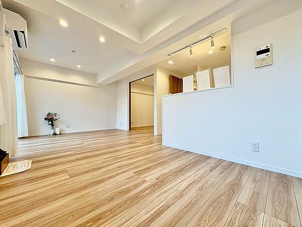 「木のぬくもり感じる優しい雰囲気のお部屋」落ち着いたカラーコーディネートの室内。インテリアやファブリックで、オーナー様好みのテイストデザインを取り入れて頂けます。