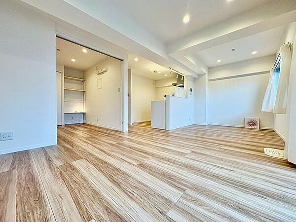「団欒の場」忙しい朝でも、しっかり家族が揃って食事をして頂けるゆとりある大きさのダイニングスペース。手料理をテーブルで囲む素敵な時間を存分に愉しんで下さい。
