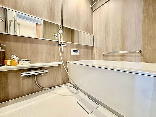 「バスルーム」一日の疲れを癒すバスルームは、心地よいリラックスを叶える清潔感溢れる空間です。