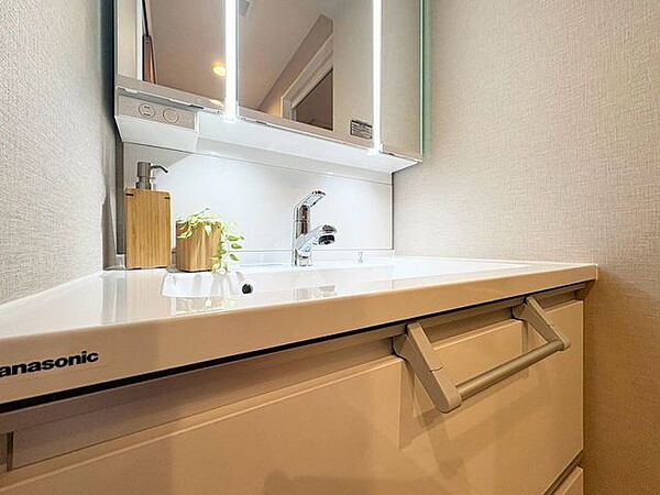 「リフォーム済・洗面台」大きな鏡で朝の準備もばっちり。収納も多く、洗剤など日用品の保管にも便利です。