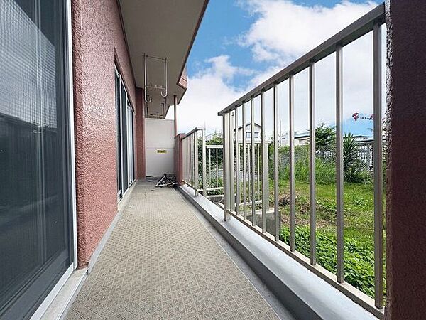 「バルコニー」大きな空に囲まれた気持ちのいい住まい。バルコニーを覗くだけで圧倒的な開放感に包まれます。