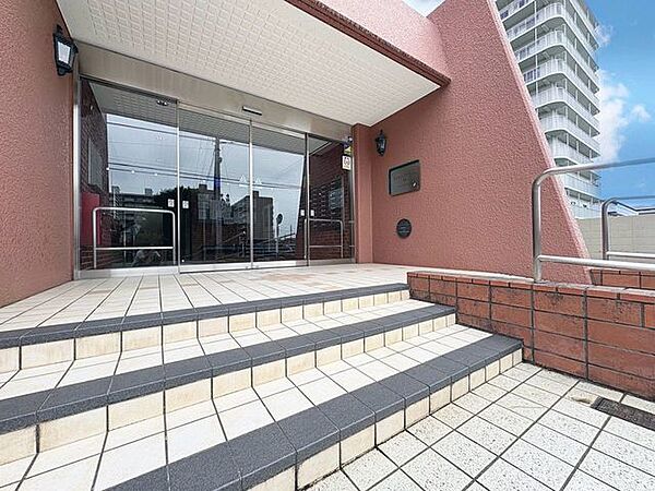 「エントランス入口」植栽もお手入れがしっかりとされており、美しい外観のポイントになっています。