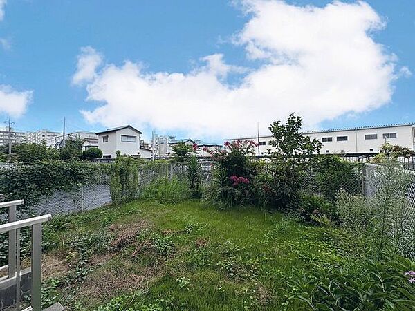「～お庭のある暮らし～」住みながらお庭を持つ。そんな贅沢が実現する住まい。日当たりも良く、家庭菜園や植栽を育てるのに適したお庭はこれからの生活に緑という癒しを与えてくれます。