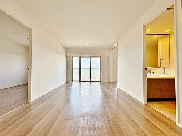 「南東向き。陽当り良好。」大きな窓辺からの日差しが暖かい室内は、自然と住まう人の気分も明るくなり、リビングでの素敵なワンシーンが演出されます。