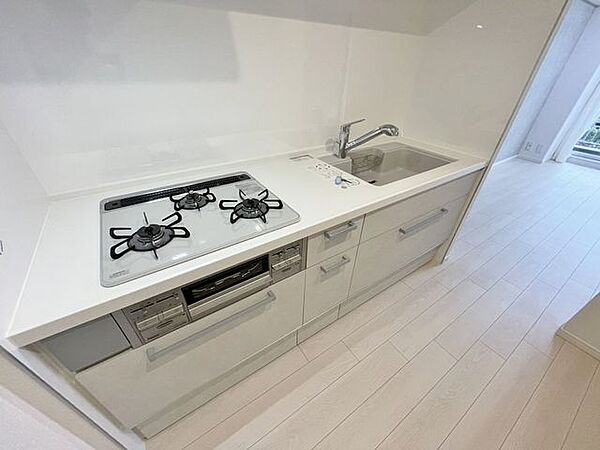 「気持ちよく料理」明るい自然光が入る、作業スペースを多くとったキッチン。調理がしやすく余裕の広さ。食器類もすっきりと片付く収納力です。家事をしながら会話も弾みます。