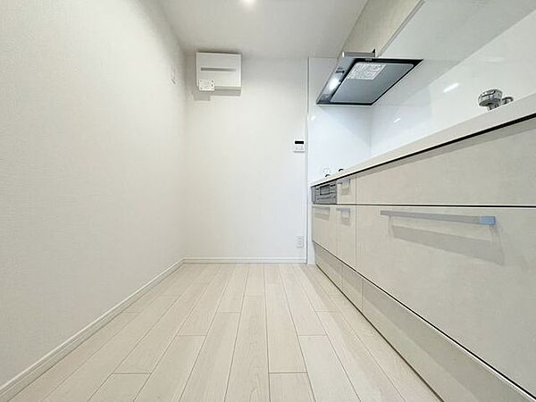 「ゆとりあるキッチン」大型の冷蔵庫やレンジボードもしっかり置ける広々としたキッチンスペースが大事。ゆとりある空間で作業ができるとお料理の腕も日に日に上がりそうな気がしてきます。