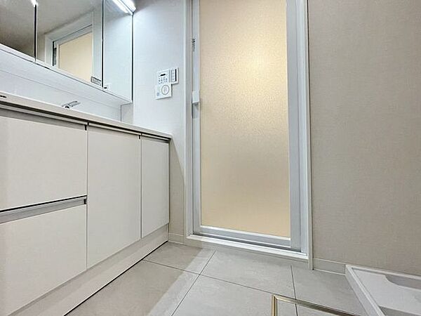 「洗面台」大きな鏡で朝の準備もばっちり。収納も多く、洗剤など日用品の保管にも便利です。