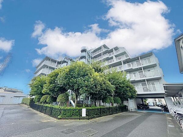 「8階建ての外観」今日も、明日も、この街で、きっと誰かがしあわせになる物語が描かれていくはずです。同じ風景が毎日365日、まったく違う顔を見せてくれる。爽快な風も毎日やさしく頬をなででくれます。