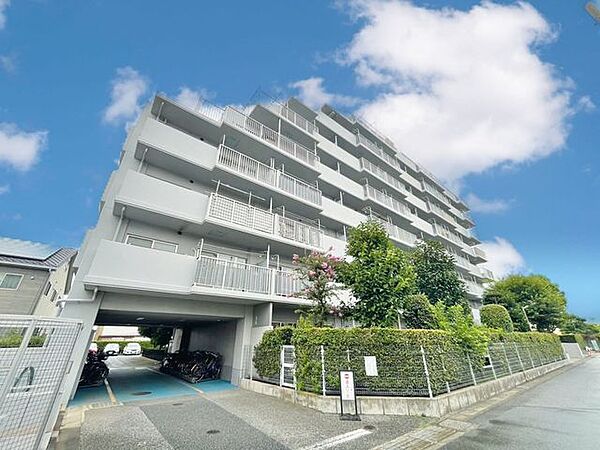 「美しいフォルム」周囲の景観に調和する地上★階建の美しい外観。やさしいアースカラーの外壁が、おだやかな佇まいに明るい開放感を与えます。