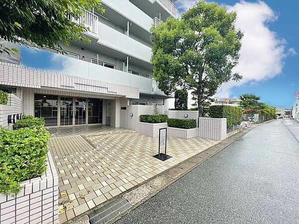 バイカラーのシンプルで洗練された外観です。色褪せることのない佇まいが街並みや環境と調和し、充足した生活を想像させてくれます。